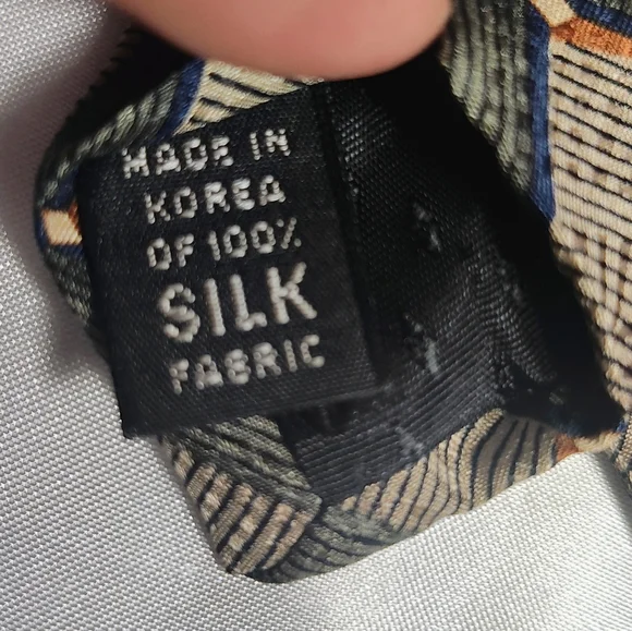 Bill Blass Elegant Black and Gold Patterned Tie - Picture 6 of 8